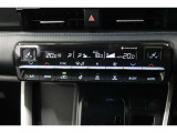 運転席と助手席、それぞれ温度調節ができ、オールシーズン快適なオートエアコンとなっております!