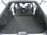 可倒式リヤシートを倒せばラッゲージスペースがさらに拡大。長さや幅のあるものも楽に収まります。