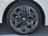 BMW純正アルミホイール。洗練されたデザインで、足元の個性を引き立てます。