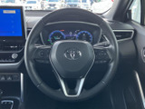 手元に複数のスイッチを備え、運転中もステアリングから手を大きく離さず各種操作に移れます。メーターや画面を見ながら扱いやすく、日々の運転をサポートしてくれます。