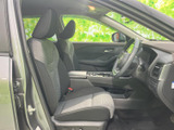 前席は座面と背もたれにゆとりを感じる形状で、運転席まわりも見渡しやすい配置です。落ち着いた色調のシートとすっきりした空間で、毎日の移動も心地よく過ごせます。