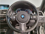 【ハンドル】ドライバーとBMW車の一体感がダイレクトに伝わるステアリングホイール。形状・太さへの拘りに加えて、操作性を高める為にスイッチ類も配置。クイックかつ安定のドライビングを体感下さい!