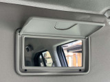 運転席サンバイザーにはミラー付き☆