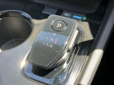 【電制シフト】前後の動きだけで簡単に操作できる先進的なデザインの電制シフト。扱いやすく、手に馴染みやすい設計となっています。