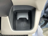 運転席側のドリンクホルダー。助手席にも、同様にドリンクホルダーが、ございます。