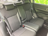 後席は左右それぞれにヘッドレストとシートベルトを備え、同乗者が落ち着いて座れるつくりです。中央席も用意され、乗車人数に合わせて活用しやすい室内空間です。