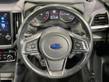 インテリアに合わせたデザインのステアリングは、運転される方のことも考え、運転しやすい形状、大きさです。是非一度、実際に触ってお確かめください。
