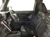 高いホールド性で運転姿勢が安定します。長距離ドライブでも疲れにくいのが魅力です。快適なドライビングライフをお送りください♪