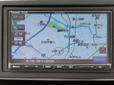 パナソニック製のストラーダメモリーナビゲーション(CN-E330D)が装備されております。