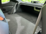 後席を倒した状態では、荷室側から前席付近までつながる空間が広がります。荷物の形に合わせて活用しやすく、シート背面まで見渡せるため、用途を想像しやすいです。