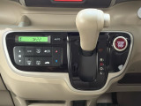CVT車のセレクトレバーです。低速から高速まで、変速ショックのないスムーズな走りを実現するとともに、エンジン効率のよい領域を維持することで燃費にも貢献します。