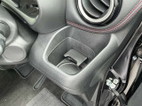 運転席の手の届きやすい位置にドリンクホルダーがある為、とても便利です!