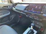 助手席周辺はこのようになっております。運転手だけでなく助手席に一緒に乗られる方も広々と快適にお乗り頂けるような設計です!各種装備を次の写真からご案内いたしますのでご覧ください。
