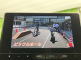 テレビ映像を楽しめる画面を備えており、停車中の休憩時間などに番組を視聴できます。画面上で映像の内容を確認しやすく、移動の合間に過ごす時間をより快適に活用できます。