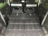 後部のシートを倒すとこんなに広々空間が!大きなお荷物を乗せる時でも心配ありません!