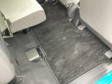 後席の座面をはねあげると、後席のあったスペースがそのまま高さのある荷室空間に!背の高い荷物も横にせずそのまま積み込めます。もちろん左右片方だけのアレンジも可能です。