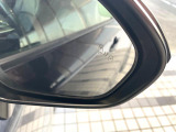 【ブラインドスポットモニター】走行中、ドアミラーの死角になりやすい箇所に後続車が接近するとサイドミラーのレンズに警告を表示!ドライバーに注意喚起をしてくれます。