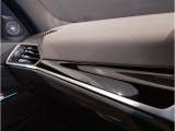 【ハンドル】ドライバーとBMW車の一体感がダイレクトに伝わるステアリングホイール。形状・太さへの拘りに加えて、操作性を高める為にスイッチ類も配置。クイックかつ安定のドライビングを体感下さい!