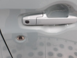 アドバンストキーを携帯しているだけで、ドア、トランクの施錠/開錠が行えます。雨の日や荷物で手が塞がっている時に、特に助かる快適な装備です。
