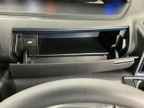 【インパネアッパーボックス】サッと取り出せてサッとしまえる、運転席の目の前にはボックスが装備されております!薄型のボックスティッシュなど収納可能☆