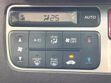 【オートエアコン】一度お好みの温度に設定すれば、車内の温度を検知し風量や温度を自動で調整。暑い&hellip;寒い&hellip;と何度もスイッチ操作をする必要はありません。快適な車内空間には必須の機能ですね♪
