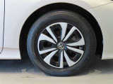 純正のアルミホイール装着車です。タイヤサイズは195/65R15です。