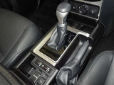 操作が楽なフロアシフトです、レバー式パーキングブレーキで足元インパネ周りもすっきりしています。