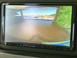 車両後方の様子を画面で確認でき、駐車時や後退時の周囲確認をサポートします。表示が見やすい位置にあり、目視確認とあわせて活用できる便利な装備です。