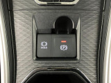 【電動パーキングブレーキ+オートブレーキホールド機能】 指先だけで簡単に操作が可能なパーキングブレーキ、スイッチを押すとブレーキペダルから足を離してもブレーキを保持できるオートブレーキホールド搭載。