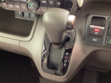インパネシフトを採用しているので、前席の足元も広々としています。運転席と助手席の行き来もスムーズです!