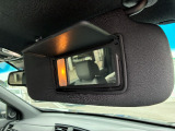 運転席・助手席ともにサンバイザーにはミラーとライト付きです!