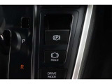 電動パーキングブレーキを搭載。スイッチ操作でパーキングブレーキを作動・解除することが可能ですので、操作の力が不要ですよ♪