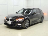 フロントフェイスの精悍な表情と伸びやかに続くボディーライン。斜め前からのアングルはBMWらしいスポーティさとエレガンスさを際立たせます。光の当たり方によって表情を変えるボディーの造形も魅力の一つです。