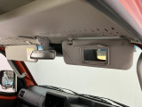 【サンバイザー】車内で身だしなみを整えるためのバニティミラーがセット。お化粧直しや髪型のチェックに活用できます。