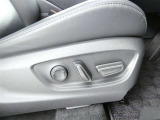 運転席電動シートは、シートポジションを細かく調整できるので長時間の運転もリラックスできますね。