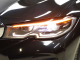 LEDヘッドライトは先進のLEDテクノロジーを採用。照射される白色光の周波性は太陽に近くバイキセノンヘッドライトを上回るコントラストでさらに明るく輝きます。