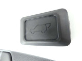 ワンタッチでバックドアが開閉。重たいバックドアも力いらずで開閉できる便利なパワーバックドア付きです!