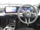 BMWのステアリングは、走行中でも安心して操作が行えるように右側にオーディオ関連、左側にオートクルーズに関するボタンを配置しています。ハンドル径も操作がし易いように計算して作られています。