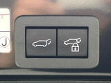 【パワーバックドア】スマートキーや運転席のボタンを押すだけでリアゲートが自動で開閉します!荷物を持っている時や、高い位置にあるバックドアを閉める際に便利な機能です♪