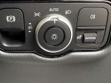 メルセデス・ベンツのヘッドライトスイッチはとてもシンプルなスイッチです。基本的にAUTOの位置にしていれば周辺の明るさを判断し自動でヘッドライトを転倒させ安全運転に一役買ってくれます。