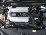静粛性に優れた快適空間と静かな走りを実現。さらにEVモードではモーターのみでの走行でエンジン音や振動を感じさせない走りが楽しめます。