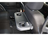 車内での休憩時などに軽食や飲み物を置けるシートバックテーブル。
