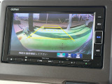 後退時に車両の後ろ側をモニター画面に表示します。車庫入れなどでバックする際に後方確認ができて便利です。車庫入れが苦手な人もこれで安心。