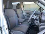 運転席も広々でゆったり気分で運転できます♪シフトノブをダッシュボード側に配置したので運転席から助手席への移動が簡単にできるんです。