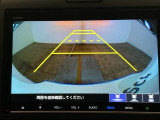 【バックカメラ】運転が苦手な方も車庫入れラクラクです!ギアをリバースに入れれば自動的に切り換わりますので、面倒な操作は不要です♪狭い駐車場もお車を傷つけず安心ですね!
