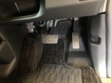 【運転席】アクセル、ブレーキはこのようになっております。