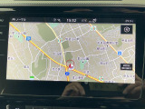 タッチスクリーンを採用。従来のナビゲーションシステムの域を超える、車両を総合的に管理するインフォテイメントシステムです。