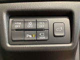 運転席脇のクラスタースイッチ部分にはカメラ切り替えスイッチ、パーキングセンサー、その他走行系スイッチを集中配置しております。