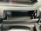 【インパネアッパーボックス】サッと取り出せてサッとしまえる、運転席の目の前にはボックスが装備されております!薄型のボックスティッシュなど収納可能☆