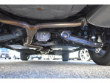 車両後方からの下回りです。マフラー防錆塗装や下回り防錆施工等も可能でございます。